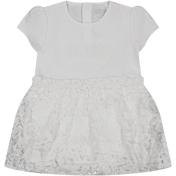 女の赤ちゃんのドレスは白だと思います