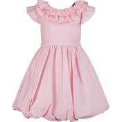 モネナリサの子供の女の子はライトピンクのドレスを着ています