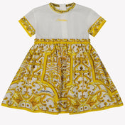 Dolce & Gabbana 女の赤ちゃんは黄色い服を着ています