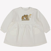 Moschino 女の赤ちゃんは白いドレスを着ています