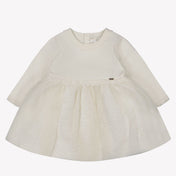 Mayoral 女の赤ちゃんは白いドレスを着ています